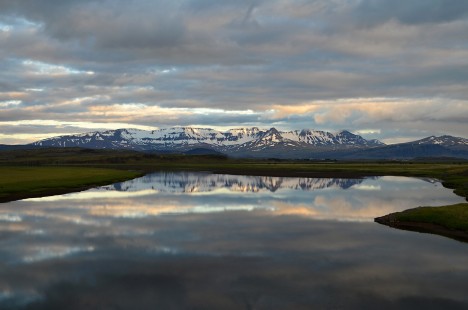 Krásný pohled přes zátoku na pohoří Hafnarfjall-Skarðsheiði