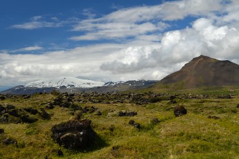 Okolí Búðiru s ledovcem Snæfellsjökull v pozadí.