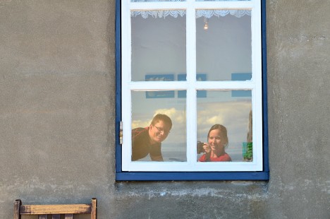 Krásné foto v okně kavárny Fjöruhúsið.