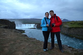 Společné foto u vodopádu Goðafoss