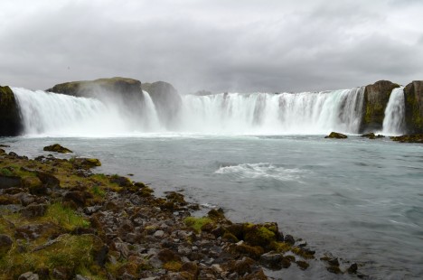 Mohutný vodopád Goðafoss focený od spodní hladiny