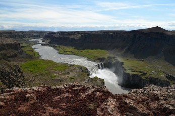 Krásný vodopád Hafragilsfoss s pestrobarevným okolím