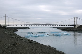 Most přes řeku spojující ledovcové jezero Jökulsárlón s mořem
