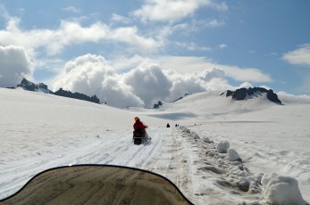 Dovádění na sněžných skútrech na ledovci Vatnajökull