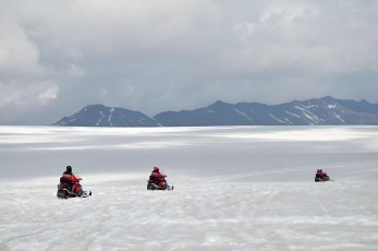 Dovádění na sněžných skútrech na ledovci Vatnajökull
