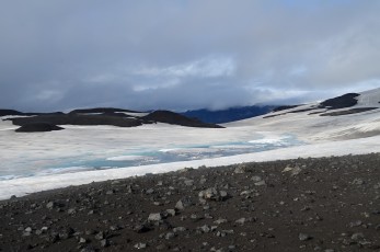 Malé horské ledovcové jezírko v průsmyku Fimmvörðuháls