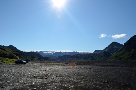 Pohled na koryto řeky Krossá, v dálce je ledovec Mýrdalsjökull