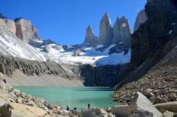 Mohutný Torres del Paine a malí lidé