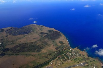 Vulkán Rano Kau, městečko Hanga Roa a kousek mezinárodního letiště