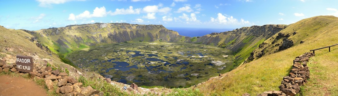 Kráter sopky Rano Kau má v průměru 1600 metrů