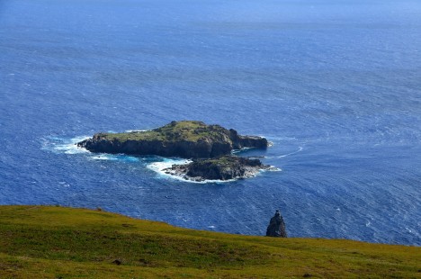 Malé ostrůvky Motu Nui (vzadu), Motu Iti a Motu Kau Kau