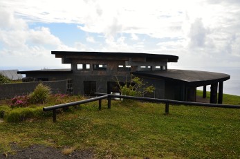 Administrativní budova a muzeum Orongo na vrcholu sopky Rano Kau