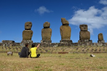 Nadšení diváci u Moai na Ahu Vai Uri