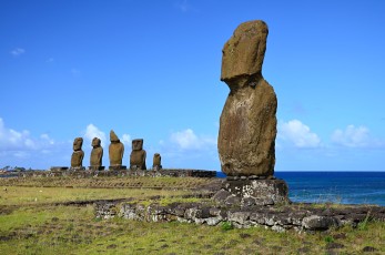 Moai na Ahu Tahai, v pozadí Ahu Vai Uri