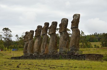 Sedm téměř identických Moai na místě Ahu Akivi