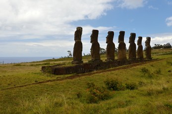 Moai na Ahu Akivi hledí na rozdíl od všech ostatních na ostrově na moře