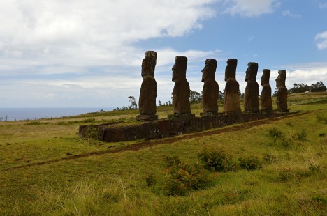 Moai na Ahu Akivi hledí na rozdíl od všech ostatních na ostrově na moře