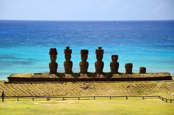 Sedm Moai na plošině Ahu Nau Nau