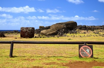 Plošina Ahu Te Pito Kura a největší Moai Parro