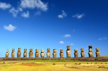 Největší Ahu Tongariki s patnácti Moai