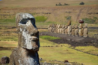 Samostatná Moai a za ní 15 dalších soch
