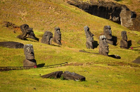 Moai na úpatí vulkánu Rano Raraku