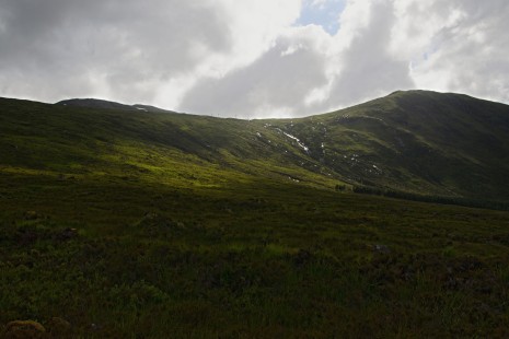 Ve Skotsku mají i sjezdovky! Nižší kopec Creag Dubh, vyšší Mealh a' Bhuidirh má 1108 metrů