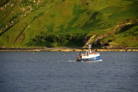 Rybářská loď se vrací do přístavu Portree