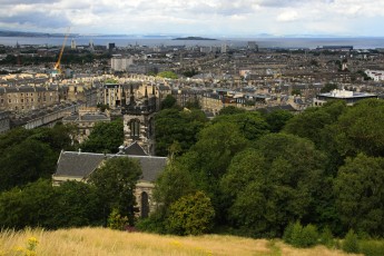 Výhled na Edinburgh, v popředí kostel Greenside Parish