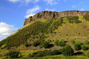Útes zvaný Salisbury Crags nad Edinburghem