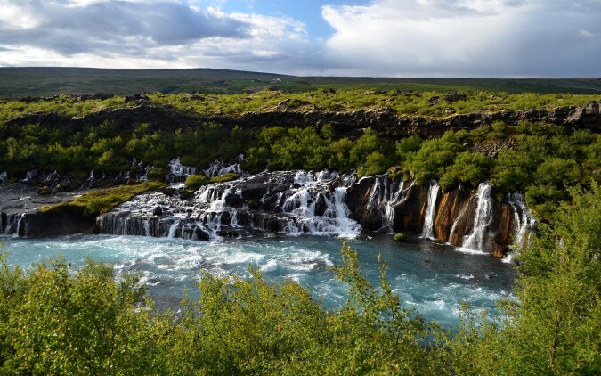 Přílet do Keflavíku, vodopády Hraunfossar a noc v Borgarnes