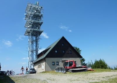 Bouda a vysílač na Malém Javorovém