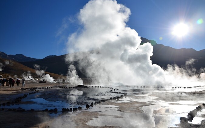 Gejzíry El Tatio za mrazivého rozbřesku