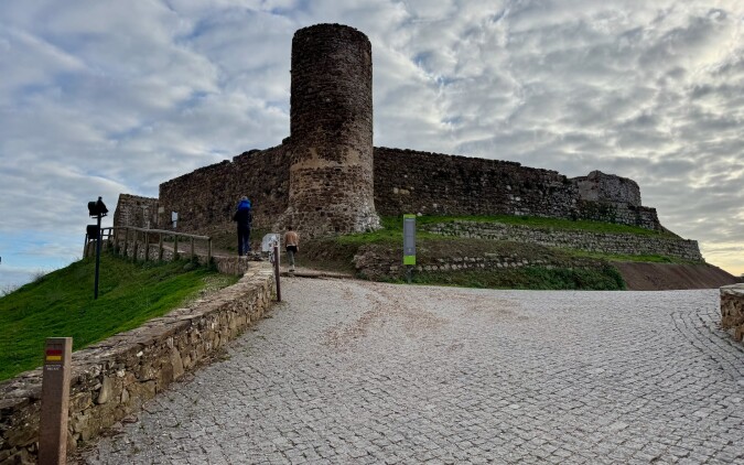 Eukalyptový háj a hrad v Aljezur (Barranco da Fonte -> Camping Serrão)